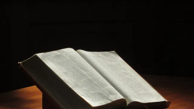 Bibel erleuchtet &mdash; Bibel in der Kirche Oberhallau SH (Foto: Werner N&auml;f)