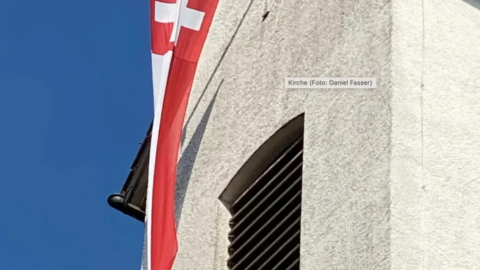 kirchenturm_mit_flagge (Foto: Daniel Fasser) kirchenturm_mit_flagge (Foto: Daniel Fasser)