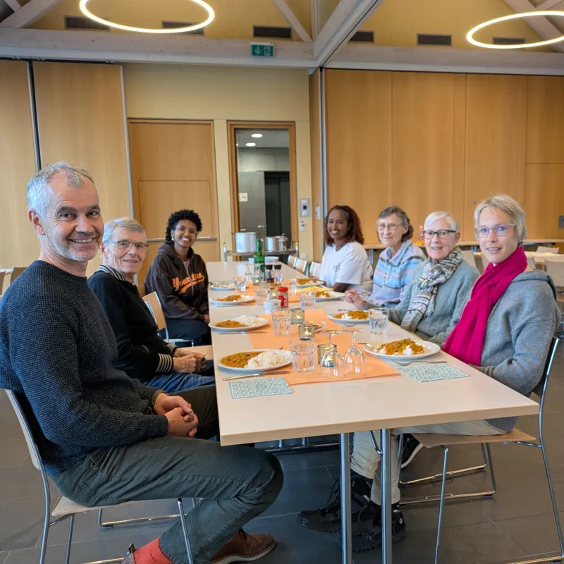 Am Tisch (Foto: Redaktion Pfarrei Stäfa) Am Tisch (Foto: Redaktion Pfarrei Stäfa)